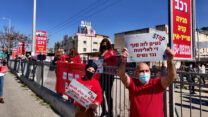 שביתת המחאה נגד האלימות כלפי נשים מול סניף הביטוח הלאומי שבנצרת (צילום:  דחיל חאמד)