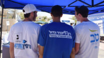 צעירים עובדים בבחירות לכנסת ה-21 (צילום: עמר כהן)