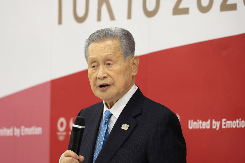נשיא הוועדה המארגנת לאולימפיאדת טוקיו 2020 יושיירו מורי מודיע על התפטרותו ביום שישי, 12 בפברואר, 2021. (צילום: Yoshikazu Tsuno/Pool Photo via AP)