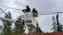 עובדי חברת החשמל מתקנים עשרות מתקנים וחוטים קרועים אשר נפגעו כתוצאה מקריסת עצים וחפצים מעופפים, ארכיון. (צילום: חברת החשמל)