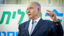 ראש הממשלה בנימין נתניהו בביקור בזרזיר. אף אחד לא מציג אלטרנטיבה כלכלית גם כשההתנהלות של ראש הממשלה רתומה לבחירות (צילום: דוד כהן/פלאש90)