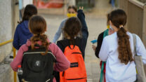 תלמידים חוזרים לבית הספר (צילום: אבשלום ששוני / פלאש 90).