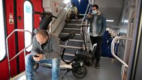 מחפשים קליטה בנסיעה ברכבת (אילוסטרציה. למצולמים אין קשר לכתבה. צילום: יוסי אלוני/פלאש90)