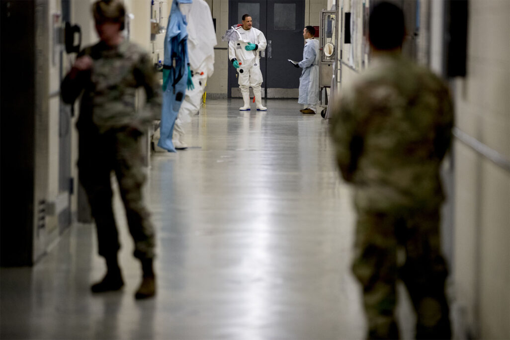 מכון החקר הרפואי של צבא ארה&quot;ב בפורט דיטריק. הסיכונים הופכים מורכבים יותר ככל שמדובר בתוכניות סודיות לפיתוח נשק ביולוגי הממומנות על ידי כמה ממשלות (צילום: AP Photo/Andrew Harnik)