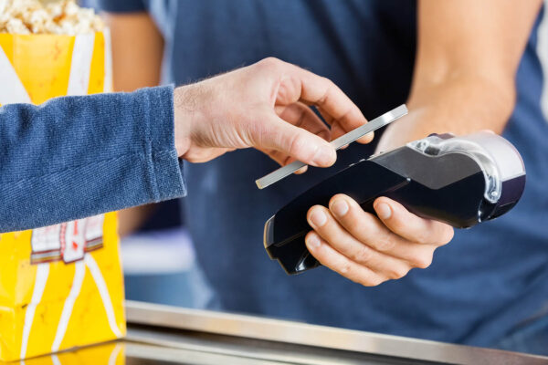 תשלום באשראי דרך מכשיר סלולרי (צילום אלוסטרציה: shutterstock.com)
