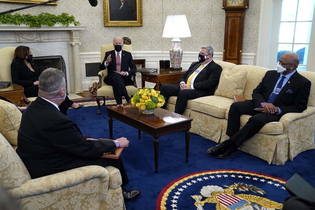 הנשיא ג'ו ביידן נפגש עם מנהיגי העבודה בבית הלבן, 17 פברואר, 2021. (צילום: AP/Evan Vucci)