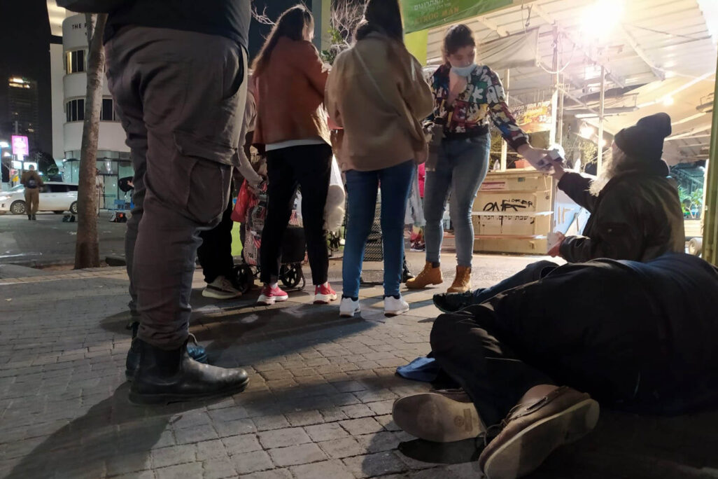מתנדבים מחלקים לחסרי בית בתל אביב מזון ושמיכות (צילום ארכיון: יהל פרג')