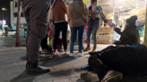 מתנדבים מחלקים לחסרי בית בתל אביב מזון ושמיכות (צילום ארכיון: יהל פרג')