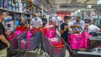 אנשים קונים בסופרמקרט לקראת הסגר השני (צילום: יוסי אלוני/פלאש90)