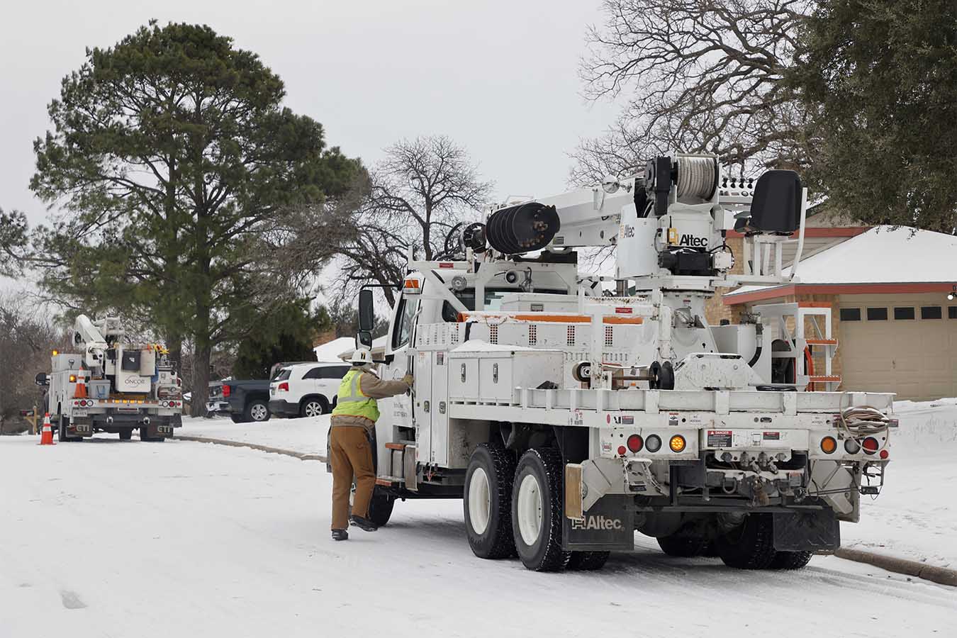 גל הקור ושלג בטקסס, עובדים מנסים לחבר את הבתים לרשת החשמל. (צילום: AP/Michael Ainsworth)