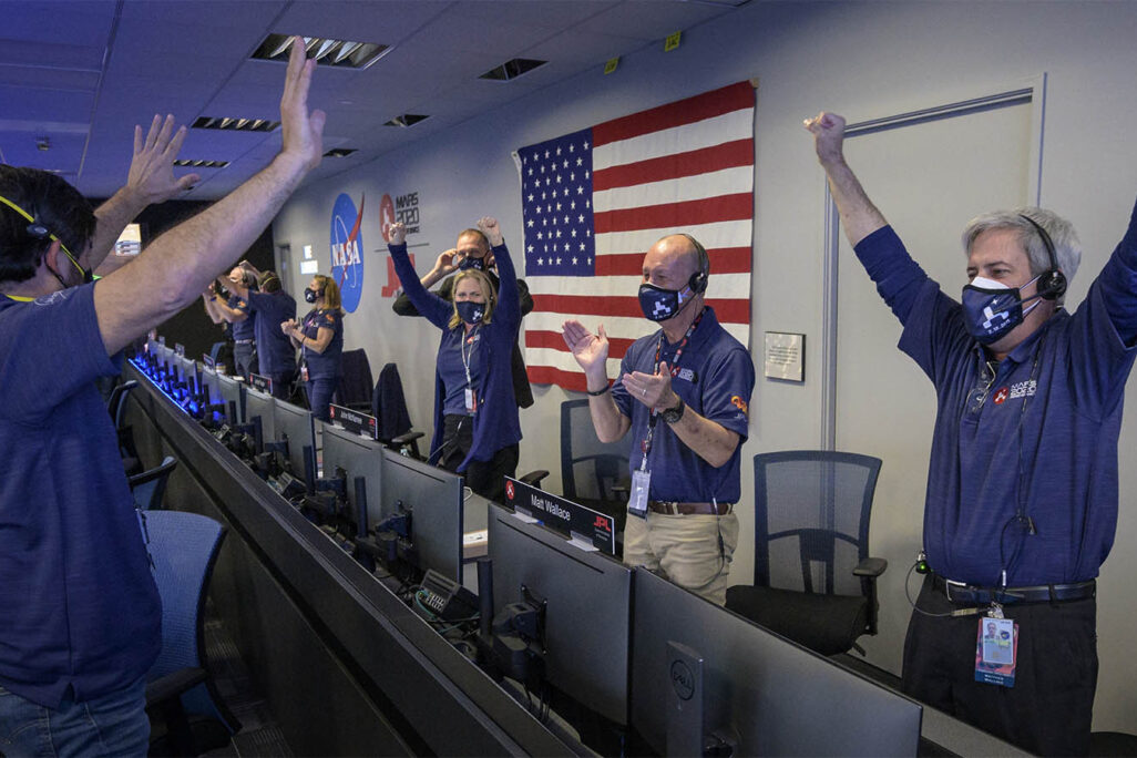 אנשי צוות חוגגים את נחיתת רכב החלל, 18 פברואר, 2021. (צילום: Bill Ingalls/NASA via AP)