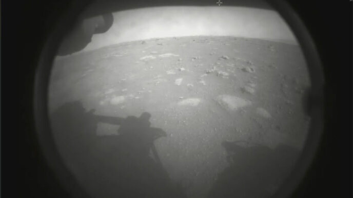 התמונה הראשונה שנשלחה על ידי הרובר ממאדים. (צילום: AP/NASA)