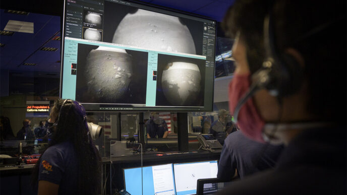 חברי הצוות בחדר הבקרה של המשימה מסתכלים על התמונות הראשונות שנשלחו מהרובר (צילום: Bill Ingalls/NASA via AP)