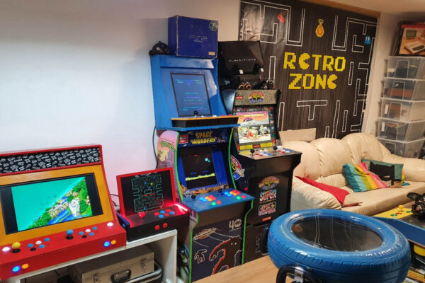 אוסף מכונות המשחק של שי פלד, במרתף ביתו בנס ציונה. "אני נותן לאנשים לשחק ומשחזר להם את חווית הילדות" (צילום: אלבום פרטי)