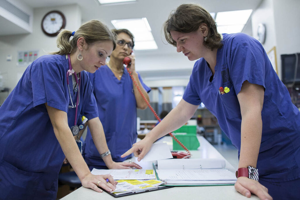 Israeli nurses  in the emergency room in the Hadassah Ein Kerem hospital in Jerusalem. (Photo: Yonatan Sindel / Flash90)