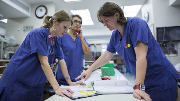 Israeli nurses in the emergency room in the Hadassah Ein Kerem hospital in Jerusalem. (Photo: Yonatan Sindel / Flash90)