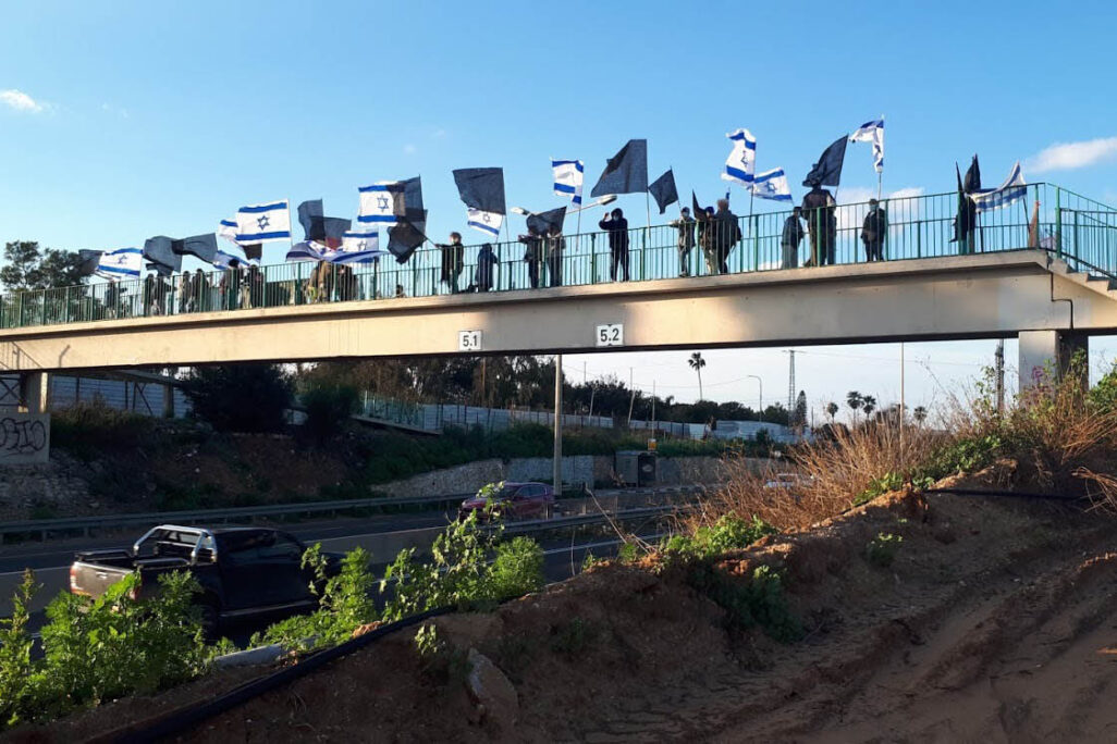מחאת הדגלים השחורים בגשר נעורים (צילום: הדגלים השחורים)