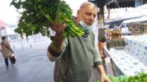 שוק התקווה נפתח. דני ג'ורג': "אני מת על זה. זה הריח של החיים שלי" (צילום: הדס יום טוב)