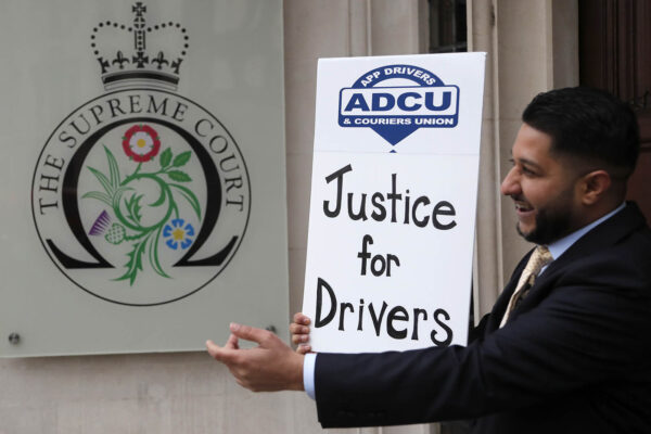 נהגי אובר באיגוד נהגי האפליקציות חוגגים בעודם מאזינים להחלטת בית המשפט העליון בלונדון בנוגע לתנאי העסקתם (צילום: AP Photo/Frank Augstein)