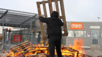 עובדי פדקס העולמי בהפגנת מחאה (צילום: BELGA via Reuters Connect)