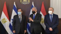 פגישת ראש הממשלה בנימין נתניהו עם שר האנרגיה של מצרים, טארק אל-מולה מימין השר יובל שטייניץ. (צילום: קובי גדעון / לע"מ)