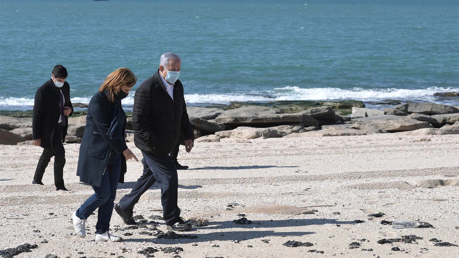 ראש הממשלה והשרה להגנת הסביבה, גילה גמליאל, בחוף אשדוד בעקבות דליפת הנפט שגרמה לזיהום בחופי הארץ. (צילום: קובי גדעון / לע&quot;מ)Photo by Kobi Gideon / GPO