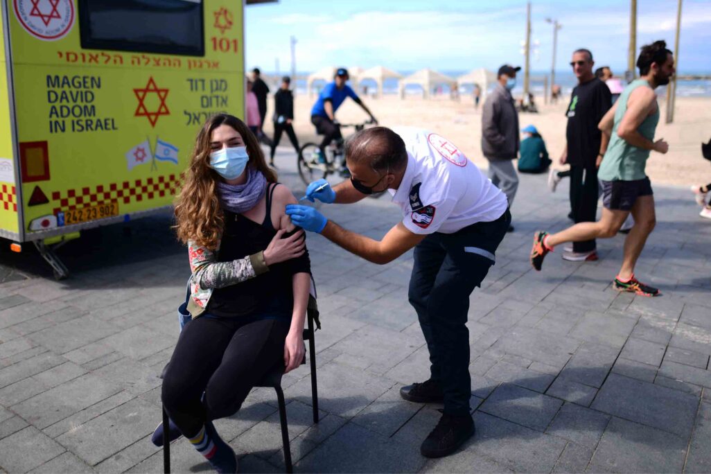 עמדת חיסונים ניידת, טיילת תל אביב (צילום: תומר נוברג)