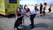 עמדת חיסונים ניידת, טיילת תל אביב (צילום: תומר נוברג)
