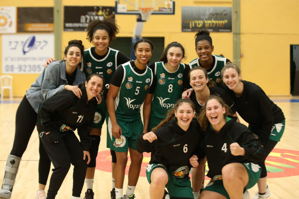שחקניות מכבי חיפה לאחר הניצחון על אליצור רמלה (צילום: מנהלת ליגת העל לנשים בכדורסל)