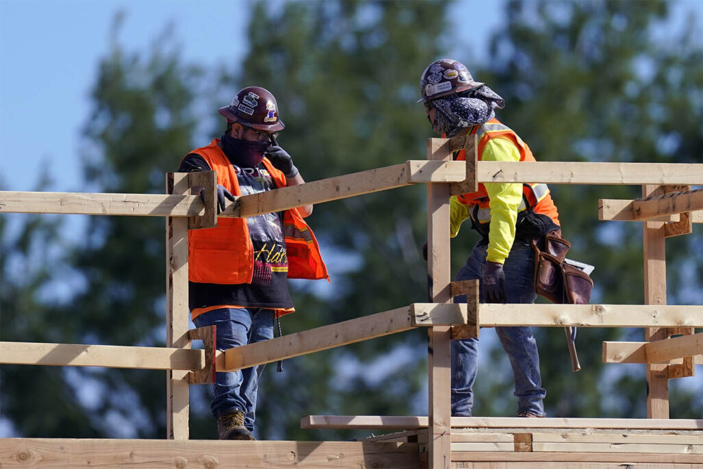עובדים באתר בנייה (צילום: AP/Mark J. Terrill)
