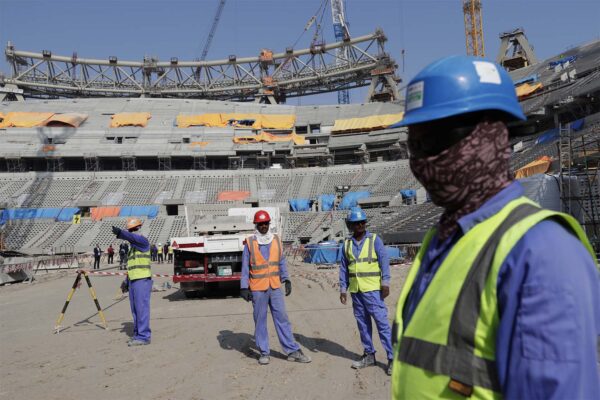 עובדים באחד האצטדיונים שנבנים לקראת מונדיאל 2022 בקטאר (צילום: AP Photo/Hassan Ammar)