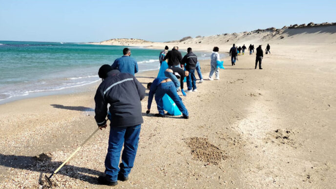 The national Electric Company taking part in an effort to clean beaches of tar and oil. (Photo: Electric Company)