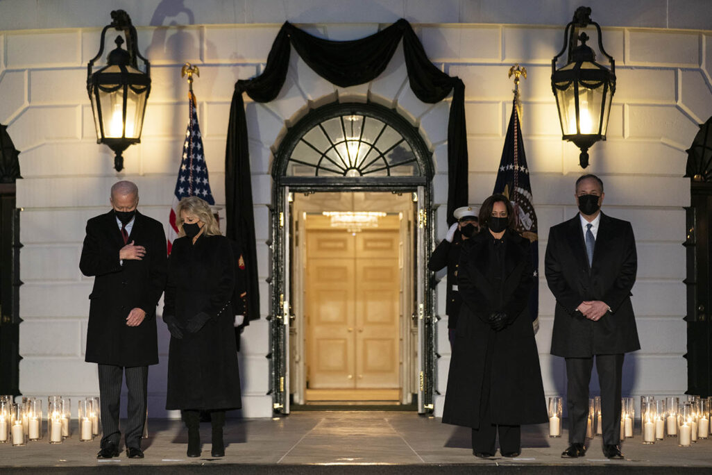 נשיא ארה"ב ג'ו ביידן, רעייתו ג'יל ביידן וסגנית הנשיא קמלה הריס בטקס בבית הלבן לציון חצי מיליון קורבנות למגפת הקורונה בארה"ב, 22 בפברואר 2021 (AP Photo/Evan Vucci)