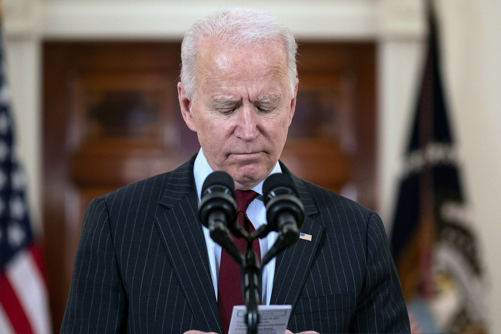 נשיא ארצות הברית, ג'ו ביידן, מקריא את מספר קורבנות הקורונה, במהלך טקס לזכרם בבית הלבן (צילום: AP Photo/Evan Vucci).