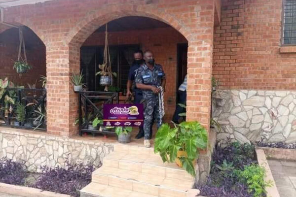 משטרת גאנה סוגרת את משרדי LGBT+ Rights Ghana, בשבוע שעבר. "המשרד האמיתי נמצא בלבנו ובמוחנו" (צילום: מתוך עמוד הפייסבוק LGBT+ Rights Ghana)