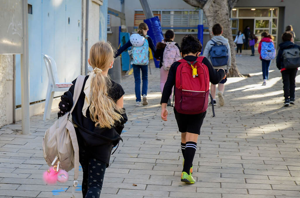 תלמידים בדרך לבית ספר  (צילום אילוסטרציה: אבשלום ששוני/פלאש90)