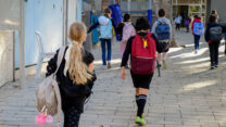 תלמידים בדרך לבית ספר  (צילום אילוסטרציה: אבשלום ששוני/פלאש90)