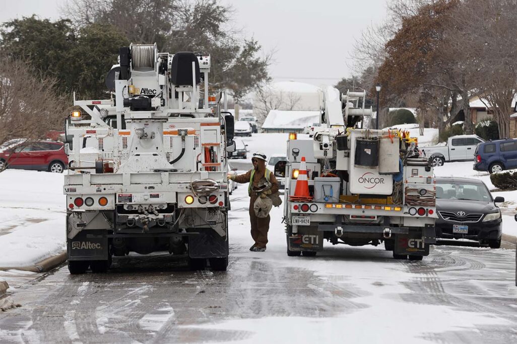 צוותי חשמל פועלים להחזרת החשמל לבתים באולס, טקסס, 18 בפברואר, 2021. (צילום: AP/Michael Ainsworth)