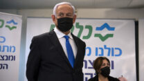 ראש הממשלה בנימין נתניהו במתחם חיסונים בנצרת. (צילום: Gil Eliyahu/Pool via AP)