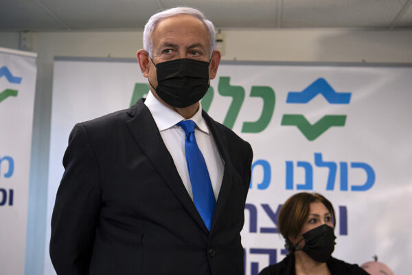 ראש הממשלה בנימין נתניהו במתחם חיסונים בנצרת. (צילום: Gil Eliyahu/Pool via AP)