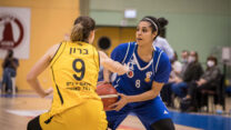 טל לב מעירוני רמת גן עם הכדור, מול אליצור רמלה.  "נבוא לתת 100 אחוז עצמנו" (צילום: מנהלת ליגת העל לנשים בכדורסל)