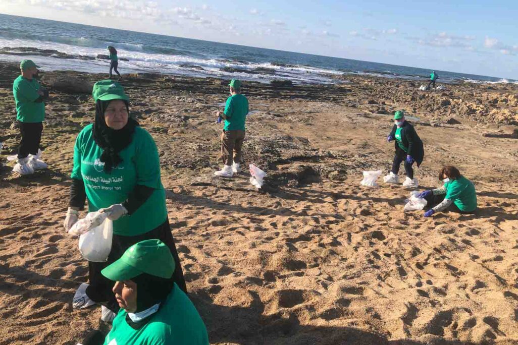 ناشطون وناشطات يقومون بتنظيف شاطئ ارجمان في عكا (تصوير: عبد نمارنة)