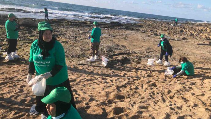 ناشطون وناشطات يقومون بتنظيف شاطئ ارجمان في عكا (تصوير: عبد نمارنة)