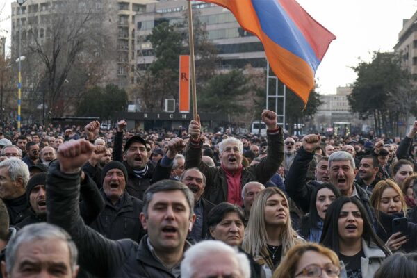 מפגינים מהאופוזיציה בארמניה בהפגנת תמיכה בראש ממשלת ארמניה ניקול פשיניאן (Hrant Khachatryan/PAN Photo via AP)