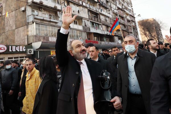 ראש ממשלת ארמניה ניקול פשיניאן מנופף לתומכיו במרכז ירוואן, בירת ארמניה (צילום: Tigran Mehrabyan / PAN Photo via AP)