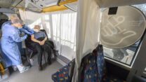 אוטובוס שהוסב למרכז חיסונים נייד בהרצה נסיונית בגרמניה. (Robert Michael/dpa via AP)