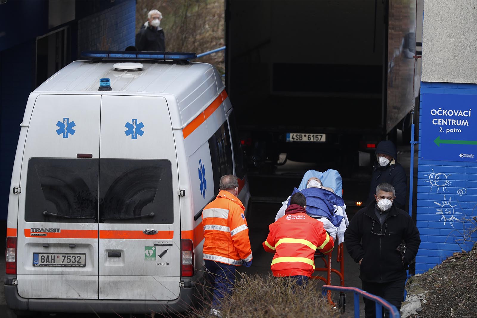 אמבולנס עם חולה קורונה בכניסה לבית חולים בולובקה בפראג, צ'כיה (צילום: AP Photo/Petr David Josek)