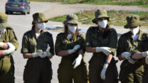 חיילות בה"ד חיל הים מנקות את חוף דדו (צילום: עמר כהן)