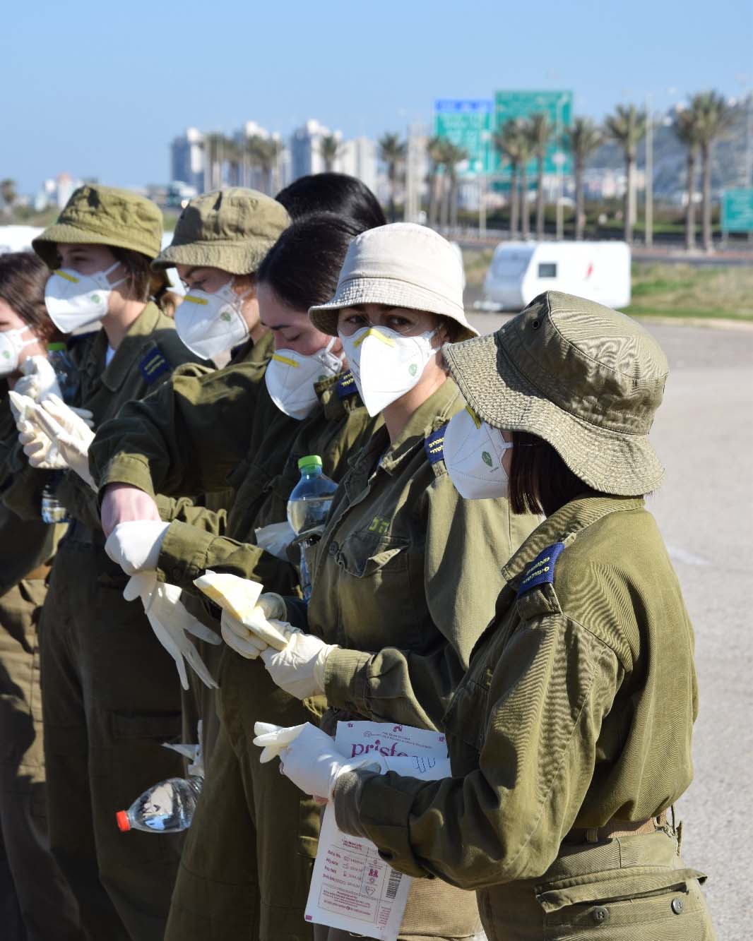 חיילות בה&quot;ד חיל הים מנקות את חוף דדו, ערכות עם כפפות וציוד מגן (צילום: עמר כהן)