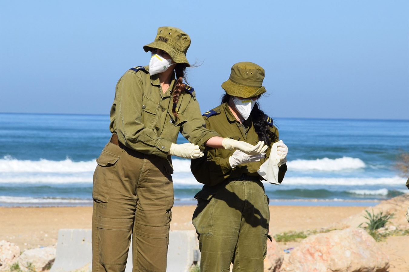 חיילות בה&quot;ד חיל הים מנקות את חוף דדו (צילום: עמר כהן)